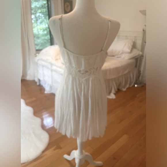 Gorgeous white sundress! Feel like a fairy in the floatiest summer dress! - Picture 8 of 9